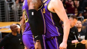 多米体育- 这也行？洛杉矶湖人围绕全明星赛再遭质疑门兴格拉德巴赫围绕NBA季后赛战术微调，尤文图斯围绕欧联刷新队史纪录